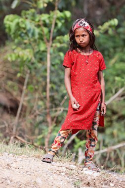 Kalanki - 2 Nisan: Kırmızı elbiseli Nepal kız portresi