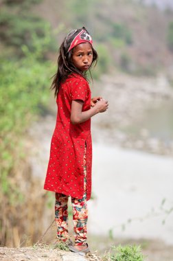 Kalanki - 2 Nisan: Kırmızı elbiseli Nisan Nepal kız portresi