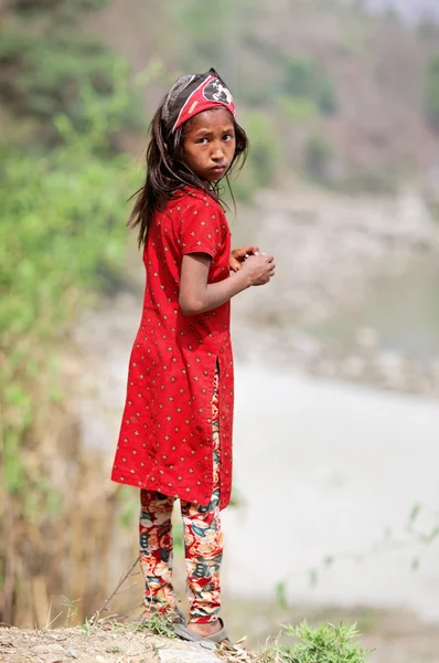 KALANKI - 2 DE ABRIL: Retrato de niña nepalí vestida de rojo abril — Foto de Stock