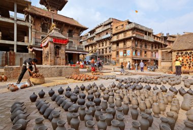 BHAKTAPUR, nepal - 5 Nisan: bhaktapur çömlek meydanında bir