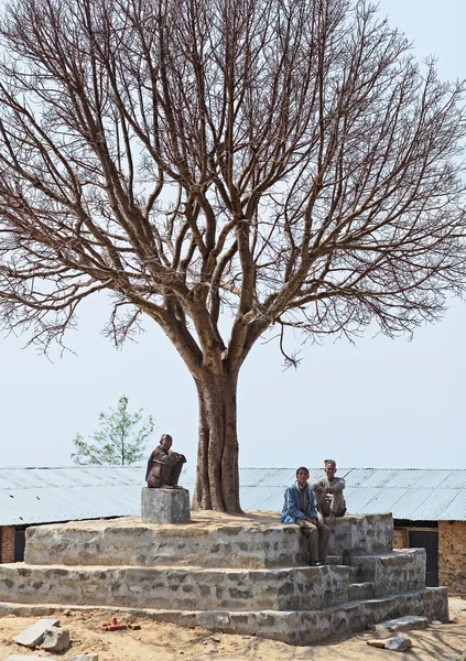 Nagarkot, Nepál - 5. dubna: tři neznámí nepálskou starci t — Stock fotografie