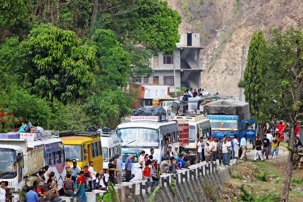 SALLAGHARI, NEPAL - ABRIL 4: Engarrafamento na rodovia Araniko em A — Fotografia de Stock