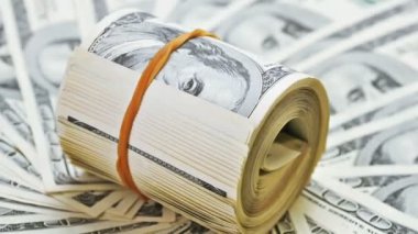 dönen para arka plan üzerinde 100 dolarlık notlar bir demet kadar haddelenmiş