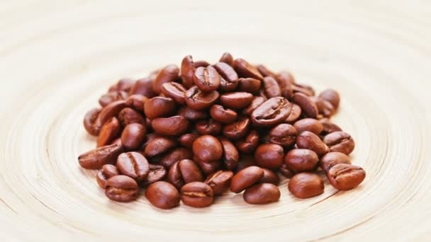 Natürliche Kaffeebohnen häufen sich rotierend — Stockvideo