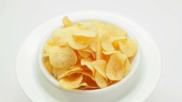 Potato chips heap rotating on a white plate — Stock Video