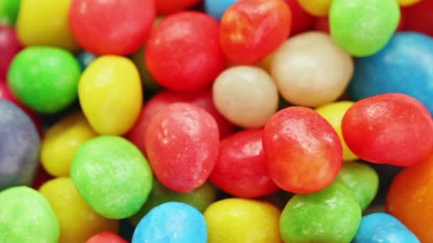 Dulces multicolores de bombón (caramelos de bola) fondo de alimentación giratorio — Vídeo de stock