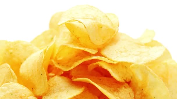 Potato chips heap draaien op witte achtergrond — Stockvideo