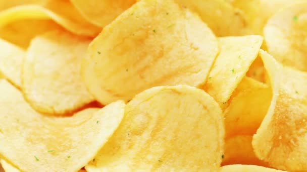 Вращающиеся картофельные чипсы, макрообзор продовольственного фона — стоковое видео