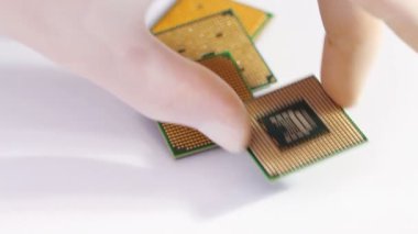 Beyaz arka plan üzerinde bazı bilgisayar işlemci (cpu)