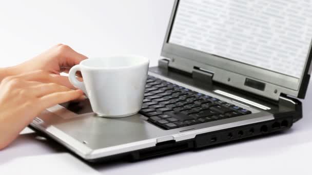 Café renversé sur cahier de travail 