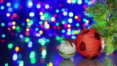 Yılbaşı ağacı süsleri topları ile yanıp bokeh arka plan üzerinde çam dalı