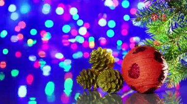Noel ağacı süsleme top Ladin ve konileri üzerinde bokeh arka plan yanıp sönen ile