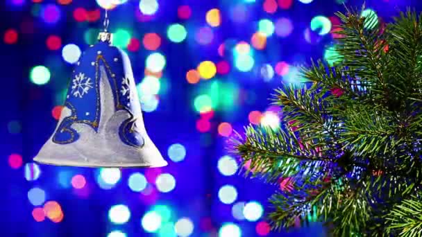 Capodanno decorazioni campana su lampeggiante multicolore cerchi bokeh sfondo — Video Stock