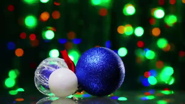 Juguetes de año nuevo de la bola de la decoración que rotan en fondo de bokeh que parpadea — Vídeos de Stock