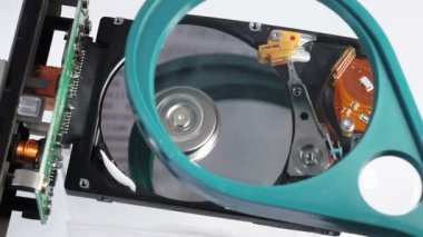 Büyüteç ile kontrol altında çalışan sabit disk sürücü (hdd) cam-makro