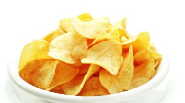 patates cipsi yığın beyaz bir plaka üzerinde döndürme