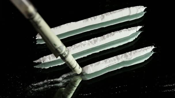 Cocaïne gesnurkt op een spiegel via warmgewalste 100 dollar bankbiljet — Stockvideo