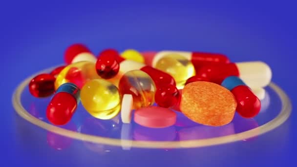 Pillen und Tabletten stapeln sich rotierend auf blauem Medizinkonzept, schlaufenfertig — Stockvideo