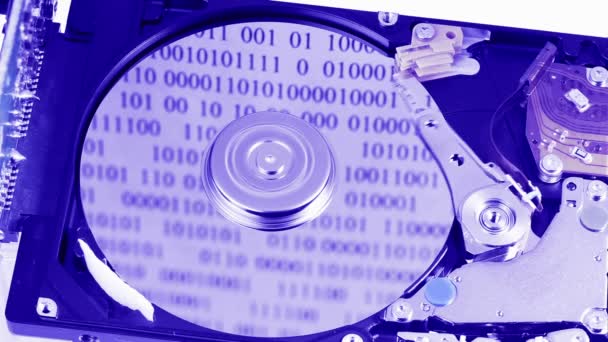 Жесткий диск (hdd) работает с движущейся головкой, крупным планом — стоковое видео