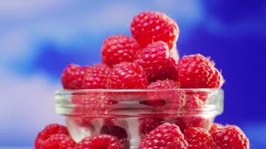 ahududu meyve yığın mavi gökyüzü arka plan üzerinde döndürme