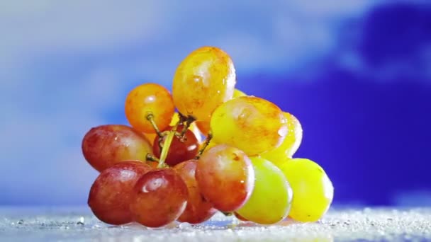 Ramo de uvas blancas girando sobre fondo azul del cielo — Vídeos de Stock