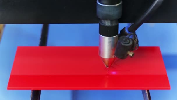 Laser cnc maskin skärande acryl tallrik med sex tecken — Stockvideo