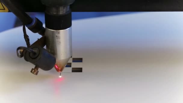 Laser cnc machine cutting square pattern on acryl plate — Stock Video