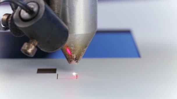 Лазерна машина з ЧПУ для різання квадратного візерунка на акриловій пластині — стокове відео
