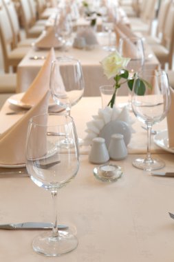 restoranda sunulan tablo