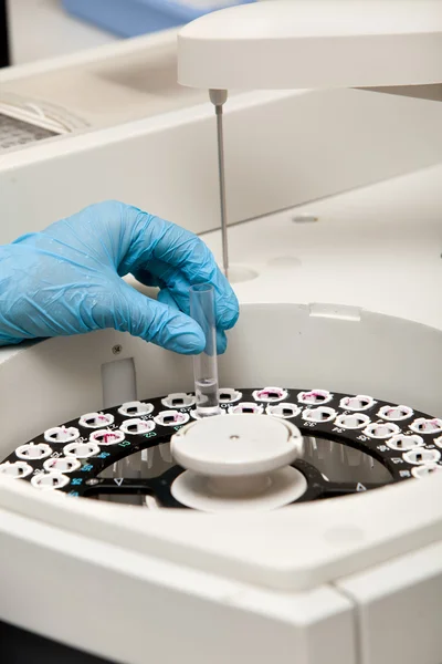 Máquina robótica moderna para teste de sangue e urina centrífuga — Fotografia de Stock