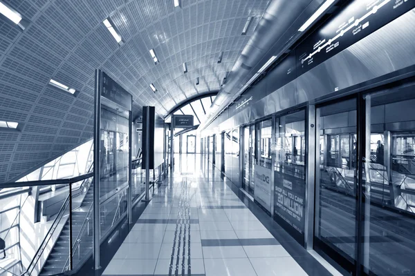 Dubai - 22 oktober: dubai metro terminal op 22 oktober 2012 in — Stockfoto