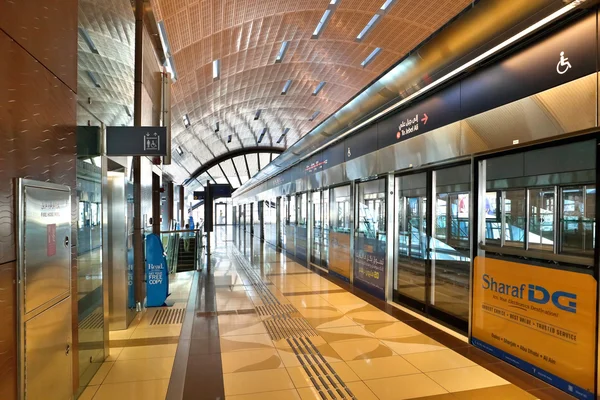 DUBAI - OUTUBRO 22: Terminal de Metrô de Dubai em outubro 22, 2012 em Imagem De Stock