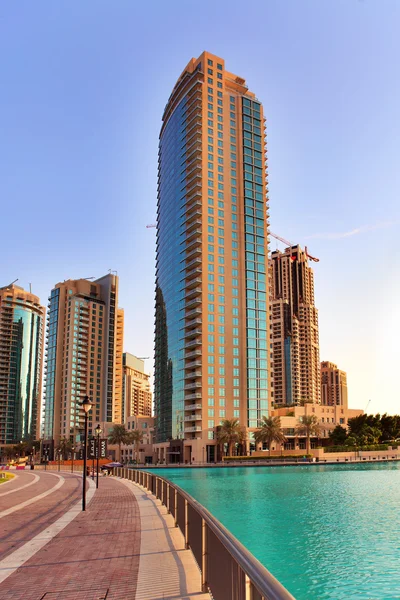 Dubaj, Spojené arabské emiráty - 23. října: moderní mrakodrapy v Dubaji na říjen — Stock fotografie