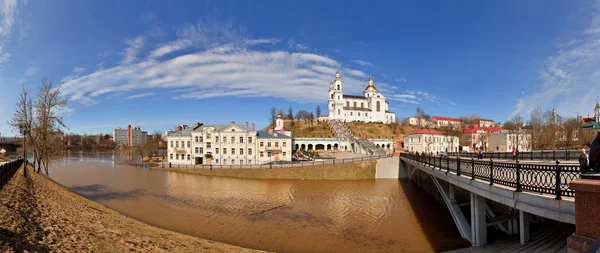 Vitebsk, Wit-Rusland - 20 april: lente vloed van de rivier vitba op — Stockfoto