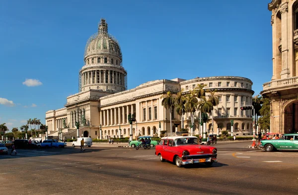 HAVANA, CUBA-14 MAI : Voitures anciennes près du Capitole le 14 mai 2013 — Photo