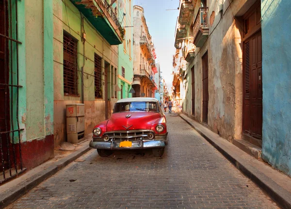 Havanna, Kuba-maj 14: gatan scen med en gammal rostig amerikansk bil — Stockfoto