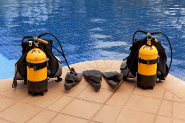 Aqualung en flippers in de buurt 