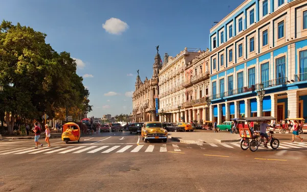 LA HABANA, CUBA-14 DE MAYO: Viejos coches americanos en la intersección de Prado Boulevard — Foto de Stock