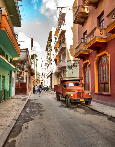LA HABANA, CUBA-14 DE MAYO: Escena callejera con un viejo coche oxidado americano —  Fotos de Stock