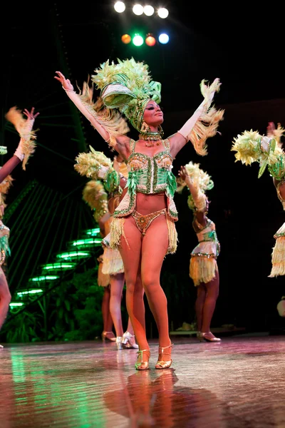 Dansers met prachtige jurken uitgevoerd in tropicana — Stockfoto