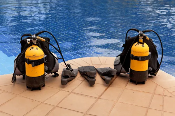 Aqualung y aletas cerca de la piscina — Foto de Stock