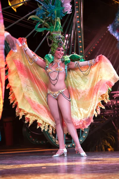 Танцоры в красивых платьях выступают в Тропикане Стоковая Картинка