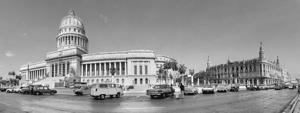 国会議事堂の近くのビンテージ車 — ストック写真