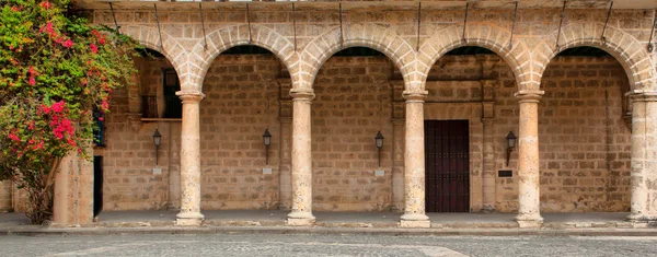 Edificio histórico con arcos — Foto de Stock