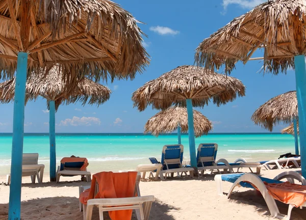 Guarda-chuvas e cadeiras de praia Fotos De Bancos De Imagens