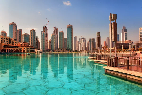 Moderne Wolkenkratzer in Dubai im Oktober — Stockfoto