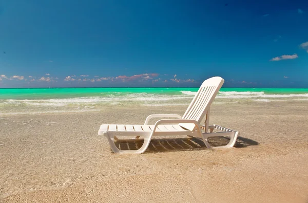 在海边的躺椅 — 图库照片