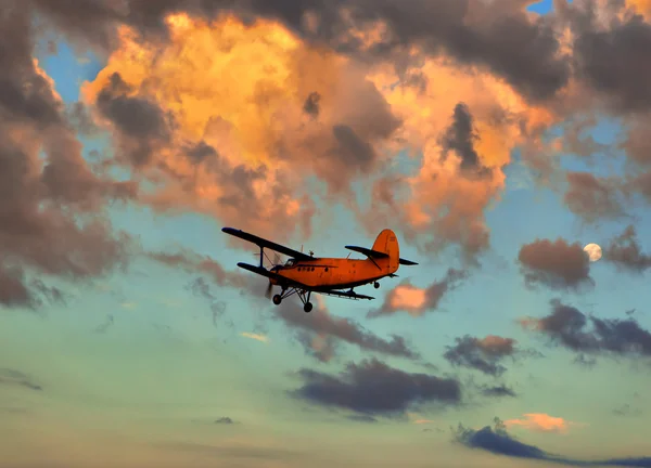 Vliegtuig tegen hemel — Stockfoto
