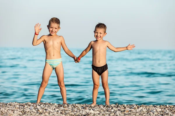 Enfants sur la plage de mer — Photo