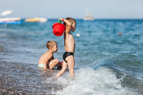 Enfants sur la plage de mer — Photo